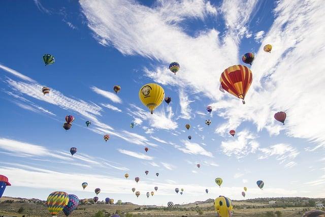 Vypouštění balonků: Symbolika a kouzlo tohoto obřadu